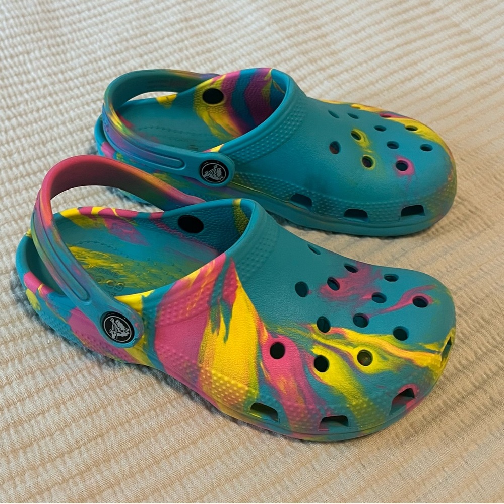 EUC: Kids Crocs Marbled Tie-Dye Clog